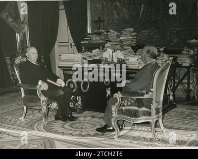 11/24/2016. El Pardo (Madrid), December 1961. Juan Ignacio Luca de Tena, new ambassador of Spain in Greece, is received in audience by HE the Head of State Francisco Franco, to whom he presented a copy of the 'Graphic History' ( 1981-1960), published by Prensa Española. Credit: Album / Archivo ABC / Manuel Sanz Bermejo Stock Photo