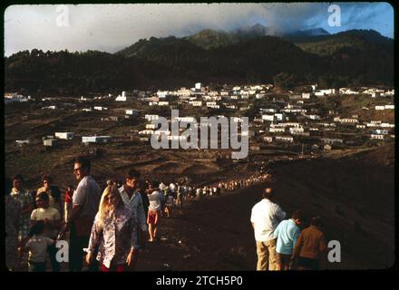 09/23/2021. La Palma (Santa Cruz de Tenerife), November 1971. Eruption of the Teneguía volcano. A large number of curious people contemplate, from the top of Las Tablas, the grandiose spectacle of fire and trepidation. Credit: Album / Archivo ABC / Jaime Pato Stock Photo