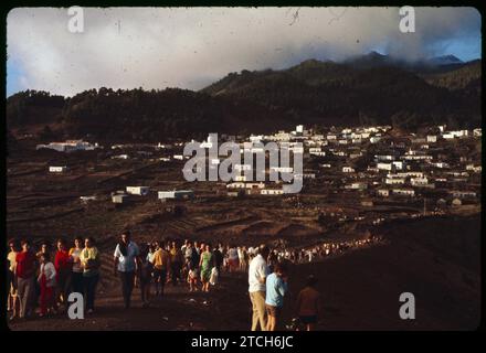 La Palma (Santa Cruz de Tenerife), November 1971. Eruption of the Teneguía volcano. A large number of curious people contemplate, from the top of Las Tablas, the grandiose spectacle of fire and trepidation. Credit: Album / Archivo ABC / Jaime Pato Stock Photo