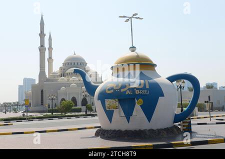 AlBreej Tea Shop and the Al Noor Mosque on the corniche in Sharjah, UAE. Stock Photo