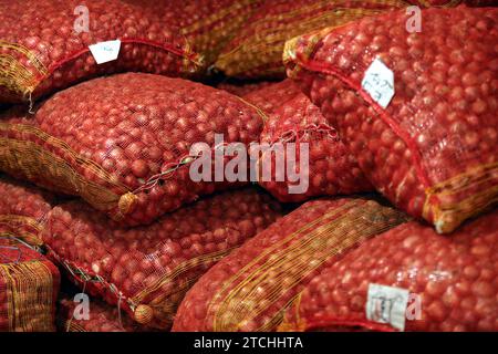 Dhaka, Wari, Bangladesh. 12th Dec, 2023. Bangladeshi vendor arranges onions in the wholesale market at Kawran Bazar in Dhaka, Bangladesh, 13 December 2023. The prices of onions almost doubled after Indian authorities declared an export embargo until March 2024. (Credit Image: © Habibur Rahman/ZUMA Press Wire) EDITORIAL USAGE ONLY! Not for Commercial USAGE! Stock Photo