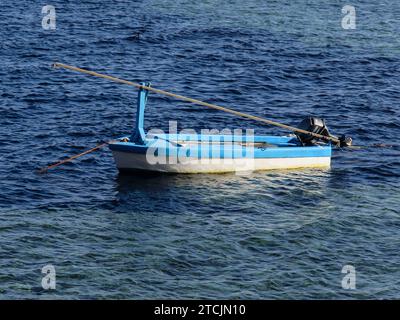 Boot am Tauchplatz Blue Hole, Golf von Akaba, Rotes Meer, Dahab, Sinai, Ägypten *** Boat at the dive site Blue Hole, Gulf of Aqaba, Red Sea, Dahab, Sinai, Egypt Stock Photo