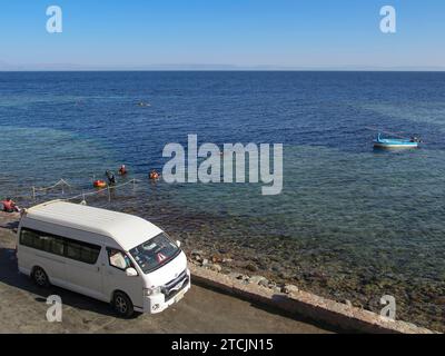 Minibus am Tauchplatz Blue Hole, Golf von Akaba, Rotes Meer, Dahab, Sinai, Ägypten *** Minibus at the Blue Hole dive site, Gulf of Aqaba, Red Sea, Dahab, Sinai, Egypt Stock Photo