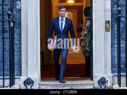 London, UK. 13th Dec, 2023. Prime Minister, Rishi Sunak, leaves Number !0 to go to Parliament for Prime Ministers Questions. He will face Sir Keir Starmer across the despatch box. Credit: Mark Thomas/Alamy Live News Stock Photo