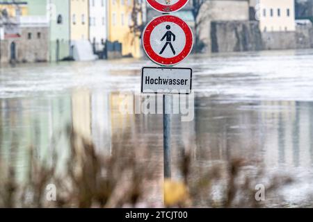 Passau, Germany. 13th Dec, 2023. A sign warns of flooding on the Inn. The flood situation remains tense in parts of Bavaria. Credit: Armin Weigel/dpa/Alamy Live News Stock Photo