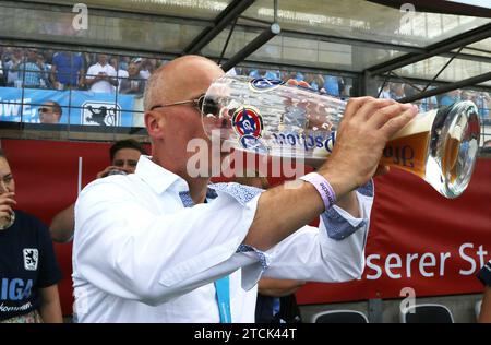 München, Deutschland 27. Mai 2018: Fussball, Herren, Relegations Rückspiel, Aufstieg zur 3.Liga, Saison 2017/2018,Regionalliga Bayern, TSV 1860 München - 1.FC Saarbrücken, Grünwalder Stadion Robert Reisinger, Präsident (TSV 1860 München) trinkt aus einem grossen Weissbierglas, Humpen, Prost Stock Photo