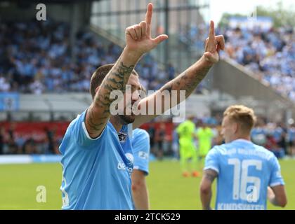 München, Deutschland 27. Mai 2018: Fussball, Herren, Relegations Rückspiel, Aufstieg zur 3.Liga, Saison 2017/2018, Regionalliga Bayern, TSV 1860 München - 1.FC Saarbrücken, Grünwalder Stadion Das 1:2 durch Sascha Mölders, Moelders (TSV 1860 München) durch einen Elfmeter, Strafstoss, Jubel, Tor, Mimik, Arme hoch, Zeigefinger Stock Photo