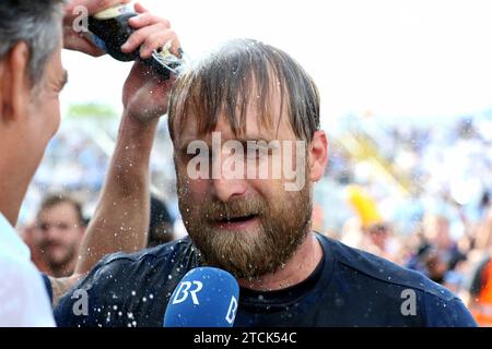 München, Deutschland 27. Mai 2018: Fussball, Herren, Relegations Rückspiel, Aufstieg zur 3.Liga, Saison 2017/2018, Regionalliga Bayern, TSV 1860 München - 1.FC Saarbrücken, Grünwalder Stadion Daniel Bierofka, Trainer (TSV 1860 München) bekommt nach dem Spiel eine Bierdursche, nass Stock Photo