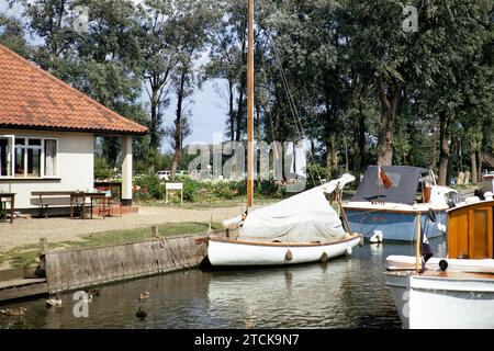 Boats moored outside pub, Hickling Broad, Norfolk Broads, July 1970 Stock Photo