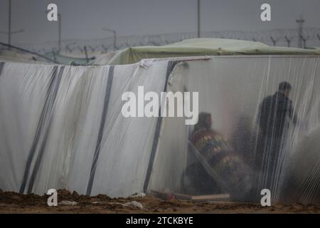 Rafah, Palestinian Territories. 13th Dec, 2023. Palestinians family take shelter in a makeshift tent at camp for displaced people. Credit: Mohammed Talatene/dpa/Alamy Live News Stock Photo