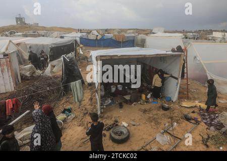 Rafah, Palestinian Territories. 13th Dec, 2023. Palestinians take shelter in a makeshift tent at camp for displaced people. Credit: Mohammed Talatene/dpa/Alamy Live News Stock Photo