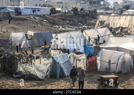 Rafah, Palestinian Territories. 13th Dec, 2023. Palestinians take shelter in makeshift tents at camp for displaced people. Credit: Mohammed Talatene/dpa/Alamy Live News Stock Photo