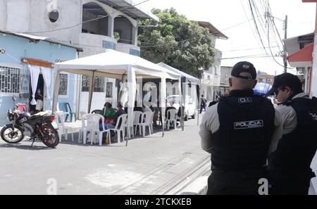 GYE-VELORIO MENORES ASESINADOS Guayaquil, miÃ rcoles 13 de diciembre 2023 Los restos de los 4 ninos que fueron asesinados la noche del lunes, por miembros de una banda, son velados en casa de la abuela paterna en el sur de la ciudad. En la grafica, un grupo de policias resguarda el lugar. Fotos:CÃ sar Munoz/API Guayaquil Guayas Ecuador CLJ-GYE-VELORIOMENORESASESINADOS-a4c6a9b9d6e525b407044a9503110445 *** GYE VELORIO MENORES ASESINADOS Guayaquil, Wednesday, December 13, 2023 The remains of the 4 children who were murdered on Monday night, by members of a gang, are being mourned in the home of t Stock Photo