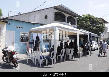 GYE-VELORIO MENORES ASESINADOS Guayaquil, miÃ rcoles 13 de diciembre 2023 Los restos de los 4 ninos que fueron asesinados la noche del lunes, por miembros de una banda, son velados en casa de la abuela paterna en el sur de la ciudad. En la grafica vecinos y allegados dan el adios a los menores Fotos:CÃ sar Munoz/API Guayaquil Guayas Ecuador CLJ-GYE-VELORIOMENORESASESINADOS-3c9c5d5c1689299c9113de325bc5d86f *** GYE VELORIO MENORES ASESINADOS Guayaquil, Wednesday, December 13, 2023 The remains of the 4 children who were murdered on Monday night, by members of a gang, are mourned in the home of th Stock Photo