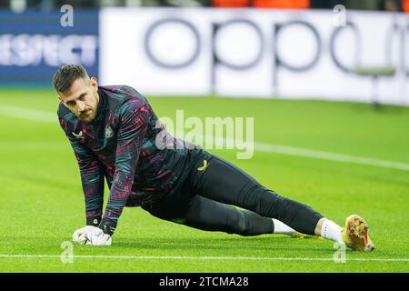 Newcastle, UK. 13th Dec, 2023. Newcastle United goalkeeper Martin Dubravka (1) warm up during the Newcastle United FC v AC Milan UEFA Champions League Group F match at St.James' Park, Newcastle, United Kingdom on 13 December 2023 Credit: Every Second Media/Alamy Live News Stock Photo