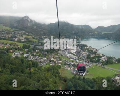 27 August 2023, Austria, St. Gilgen: View of St. Gilgen on Lake Wolfgangsee in the Salzkammergut in Austria from a gondola to the Zwölferhorn, taken on a rainy day. The Salzkammergut is the Capital of Culture 2024. Photo: Beate Schleep/dpa Stock Photo