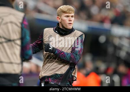 Newcastle, UK. 13th Dec, 2023. Newcastle United defender Lewis Hall (20) warm up during the Newcastle United FC v AC Milan UEFA Champions League Group F match at St.James' Park, Newcastle, United Kingdom on 13 December 2023 Credit: Every Second Media/Alamy Live News Stock Photo