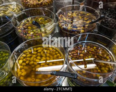 Bulk olives in a supermarket in New York on Thursday, December 7, 2023. (© Richard B. Levine) Stock Photo