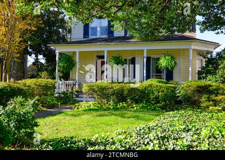 Beautiful colonial style house on Caroline Street in the historic district of Fredericksburg, Virginia Stock Photo