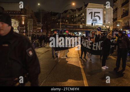 Hunderte Demostranten waren in Hamburg auf der Straße um gegen Polizeigewalt zu demonstrieren. Es wurde auch Pyro gezündet *** Hundreds of protesters took to the streets in Hamburg to demonstrate against police violence Pyro was also set off Copyright: xBlaulicht-News.dex Stock Photo