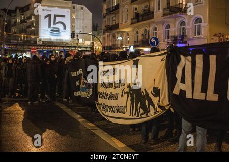 Hunderte Demostranten waren in Hamburg auf der Straße um gegen Polizeigewalt zu demonstrieren. Es wurde auch Pyro gezündet *** Hundreds of protesters took to the streets in Hamburg to demonstrate against police violence Pyro was also set off Copyright: xBlaulicht-News.dex Stock Photo