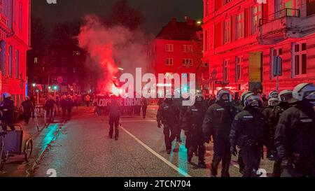 Hunderte Demostranten waren in Hamburg auf der Straße um gegen Polizeigewalt zu demonstrieren. Es wurde auch Pyro gezündet *** Hundreds of protesters took to the streets in Hamburg to demonstrate against police violence Pyro was also set off Copyright: xBlaulicht-News.dex Stock Photo