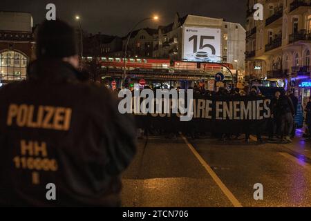 Hunderte Demostranten waren in Hamburg auf der Straße um gegen Polizeigewalt zu demonstrieren. Es wurde auch Pyro gezündet *** Hundreds of protesters took to the streets in Hamburg to demonstrate against police violence Pyro was also set off Copyright: xBlaulicht-News.dex Stock Photo