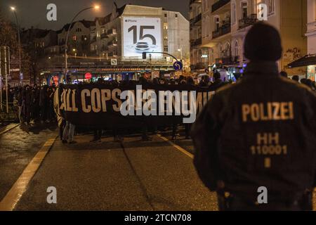 Hunderte Demostranten waren in Hamburg auf der Straße um gegen Polizeigewalt zu demonstrieren. Es wurde auch Pyro gezündet *** Hundreds of protesters took to the streets in Hamburg to demonstrate against police violence Pyro was also set off Copyright: xBlaulicht-News.dex Stock Photo