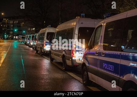 Hunderte Demostranten waren in Hamburg auf der Straße um gegen Polizeigewalt zu demonstrieren. Es wurde auch Pyro gezündet *** Hundreds of protesters took to the streets in Hamburg to demonstrate against police violence Pyro was also set off Copyright: xBlaulicht-News.dex Stock Photo