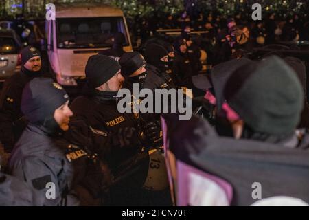 Hunderte Demostranten waren in Hamburg auf der Straße um gegen Polizeigewalt zu demonstrieren. Es wurde auch Pyro gezündet *** Hundreds of protesters took to the streets in Hamburg to demonstrate against police violence Pyro was also set off Copyright: xBlaulicht-News.dex Stock Photo