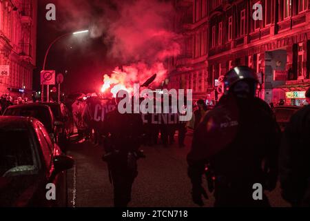 Hunderte Demostranten waren in Hamburg auf der Straße um gegen Polizeigewalt zu demonstrieren. Es wurde auch Pyro gezündet *** Hundreds of protesters took to the streets in Hamburg to demonstrate against police violence Pyro was also set off Copyright: xBlaulicht-News.dex Stock Photo