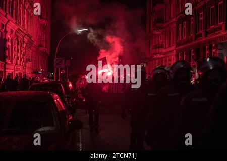 Hunderte Demostranten waren in Hamburg auf der Straße um gegen Polizeigewalt zu demonstrieren. Es wurde auch Pyro gezündet *** Hundreds of protesters took to the streets in Hamburg to demonstrate against police violence Pyro was also set off Copyright: xBlaulicht-News.dex Stock Photo