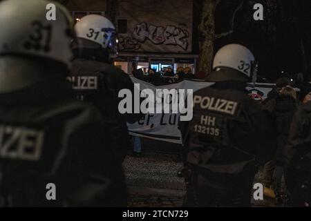 Hunderte Demostranten waren in Hamburg auf der Straße um gegen Polizeigewalt zu demonstrieren. Es wurde auch Pyro gezündet *** Hundreds of protesters took to the streets in Hamburg to demonstrate against police violence Pyro was also set off Copyright: xBlaulicht-News.dex Stock Photo