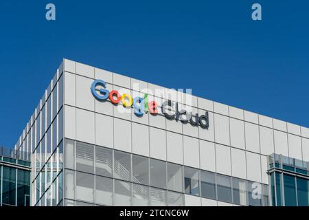 Close up of Google Cloud sign on the building at its campus in Sunnyvale, California, USA - June 8, 2023. Stock Photo