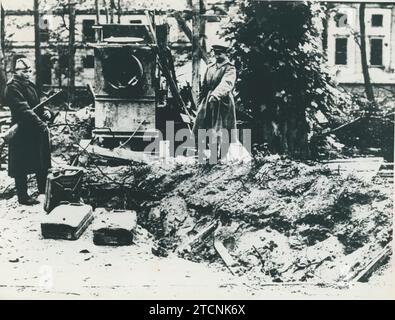 Berlin (Germany), 04/29/1945. Soviet soldiers pose in front of the pile of earth where Adolf Hitler committed suicide with Eva Braun, at the entrance to the bunker. Credit: Album / Archivo ABC Stock Photo