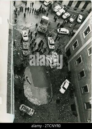 Madrid, 12/20/1973.- attack on Carrero Blanco: the firefighters have just arrived and are working around the hole caused by the explosion. They were the first moments, when there was still talk of a gas leak. Credit: Album / Archivo ABC / Ángel Carchenilla Stock Photo