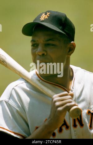 NEW YORK, NY - 1957: Willie Mays #24 of the New York Giants poses for a ...