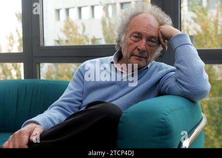 Madrid, 11/27/2006. Interview with the writer and scientific disseminator Julián de Domingo. Photo: Julian de Domingo ARCHDC. Credit: Album / Archivo ABC / Julián De Domingo Stock Photo