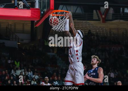 Varese, Italy. 13th Dec, 2023. Willie Cauley-Stein #2 of Itelyum Varese dunks during the FIBA Europe Cup 2023/24 Second Round Group N game between Itelyum Varese and ZZ Leiden at Itelyum Arena. Final score; Itelyum Varese 79:82 ZZ Leiden. Credit: SOPA Images Limited/Alamy Live News Stock Photo