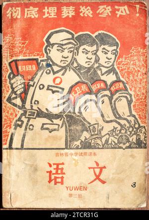 Chinese textbook for middle schools in Jilin Province during the Cultural Revolution (1966-1976). Red Guards criticize di xiu fan (imperialism, revisi Stock Photo