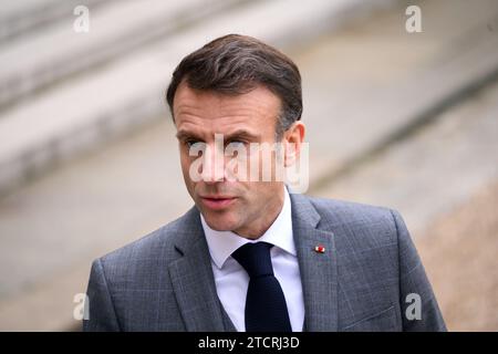 Paris, France. 13th Dec, 2023. Julien Mattia/Le Pictorium - Emmanuel Macron receives the Prime Minister of the Republic of Slovenia, Mr Robert Golob - 13/12/2023 - France/Ile-de-France (region)/Paris - French President Emmanuel Macron on the steps of the Palais de l'Elysee, December 13, 2023. Credit: LE PICTORIUM/Alamy Live News Stock Photo