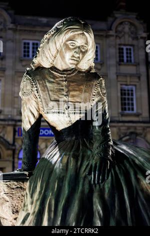 The George Eliot (Mary Ann Evans) statue pictured at night. The statue is situated in the centre of Nuneaton Town Centre and is by local sculptor John Letts. Stock Photo