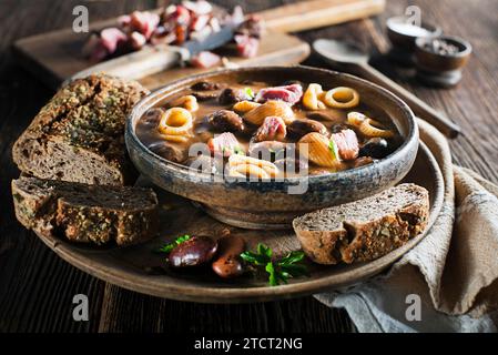 contenitori in vetro con fagioli, pasta e riso in cucina Foto stock - Alamy