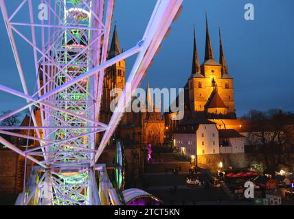 Erfurt 12.12.2023, Erfurt, Domplatz, Blick aus dem Riesenrad auf den Dom St.Marien und St.Severi *** Erfurt 12 12 2023, Erfurt, Domplatz, View from the Ferris wheel to the cathedral St Marien and St Severi Stock Photo