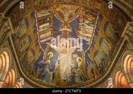 Sacre Coeur de Montmartre basilica, Paris, France. Mosaic over the choir, entitled The Triumph of the Sacred Heart of Jesus, created by Luc-Olivier Me Stock Photo