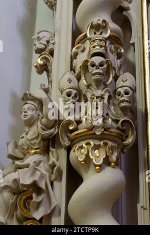 Chiesa Matrice di Santa Maria Assunta (catholic church), Gagliano del Capo, Italy. Altare delle anime sante, Holy soul altar reliefs (1771). Reliefs d Stock Photo