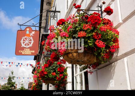 UK, England, Oxfordshire, Henley on Thames, Market Place, floral hanging baskets outside Catherine Wheel pub Stock Photo