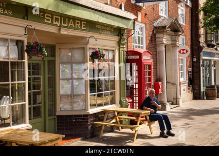 UK, England, Oxfordshire, Henley on Thames, Market Place, The Square cafe Stock Photo