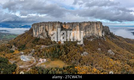 A drone view of the Pietra di Bismantova mesa and mountain landscape near Castelnovo 'ne Monti Stock Photo