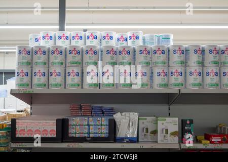 Selling baby formula hi res stock photography and images Alamy